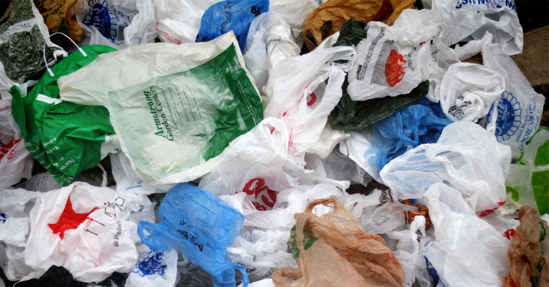 En este momento estás viendo Grandes marcas no logran detener el uso de bolsas de plástico: un llamado a la acción urgente