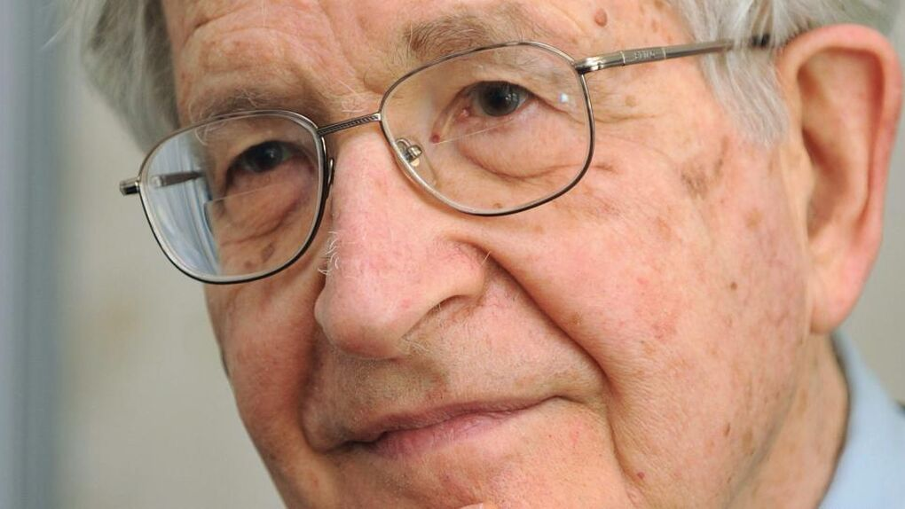 En este momento estás viendo Noam Chomsky desmiente su propia muerte