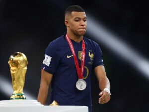 Lee más sobre el artículo Mbappé desata polémica al afirmar que la Eurocopa es más difícil que el Mundial