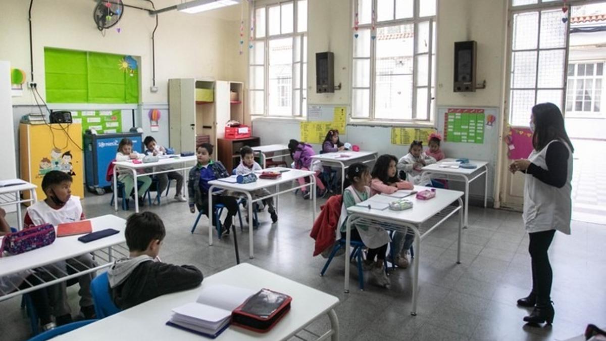 Lee más sobre el artículo Esta semana comienza a regir el bono de incentivo docente en la provincia