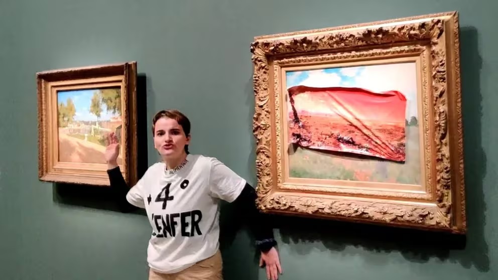 En este momento estás viendo Activista ecologista detenida por intervenir cuadro de Monet en el Museo de Orsay