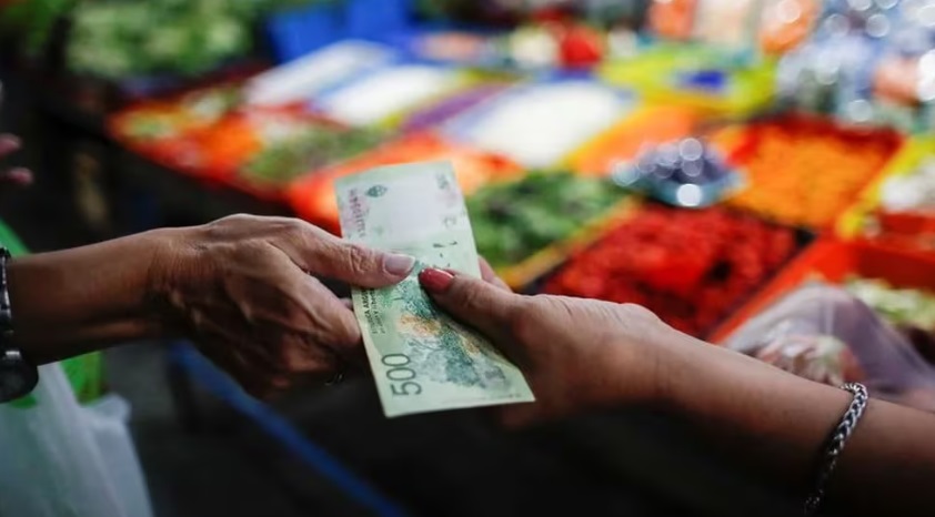 Lee más sobre el artículo Cuánto necesita ganar una familia para no ser pobre en argentina: la canasta básica supera los $850.000