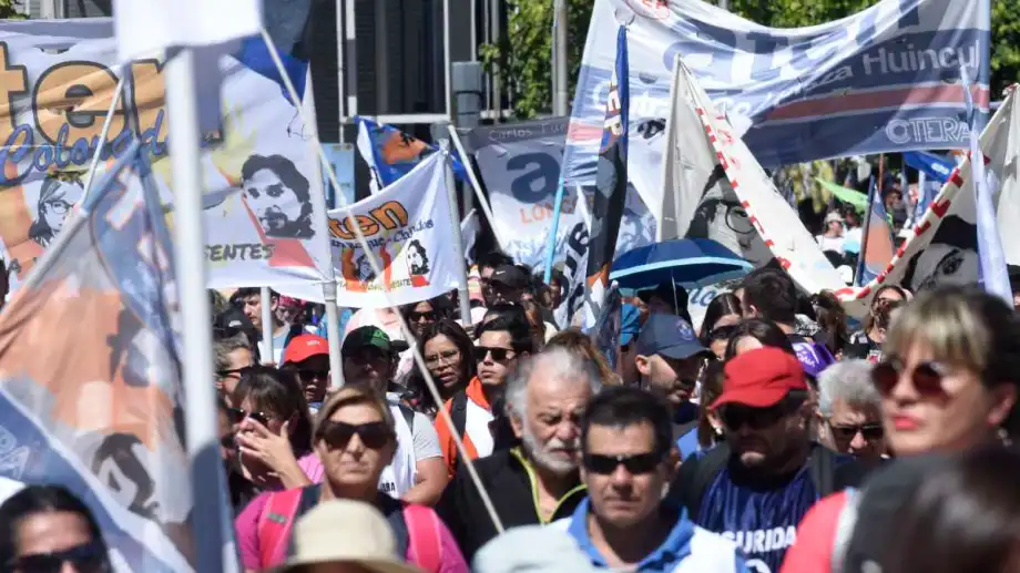 En este momento estás viendo Neuquén se moviliza en rechazo a la Ley Bases