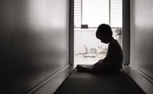 Lee más sobre el artículo Trauma infantil: Un lastre oculto que impacta la salud muscular en la vejez