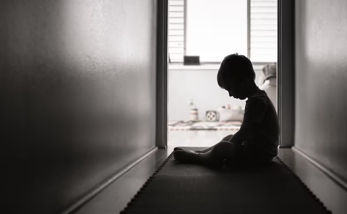En este momento estás viendo Trauma infantil: Un lastre oculto que impacta la salud muscular en la vejez