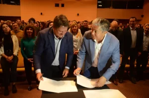 Lee más sobre el artículo Acuerdo político: Figueroa y Gaido firman pacto por la defensa de Neuquén