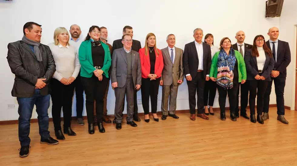 En este momento estás viendo 12 localidades reciben fondos provinciales para reactivar obras clave