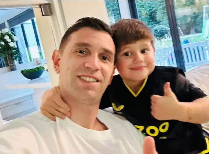 En este momento estás viendo La Selección sorprende al hijo del Dibu Martínez en su cumpleaños con un saludo de Messi