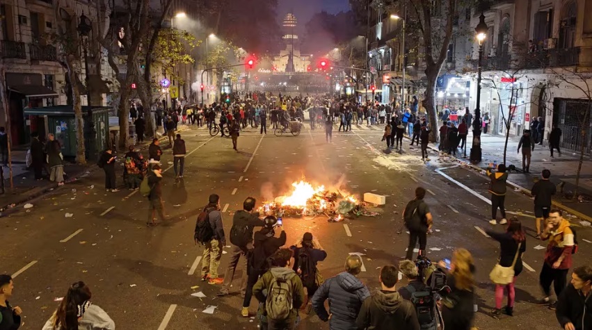 Lee más sobre el artículo Caos y justicia en el Congreso: Liberan a 28 detenidos, cinco quedan en prisión por destrozos y violencia
