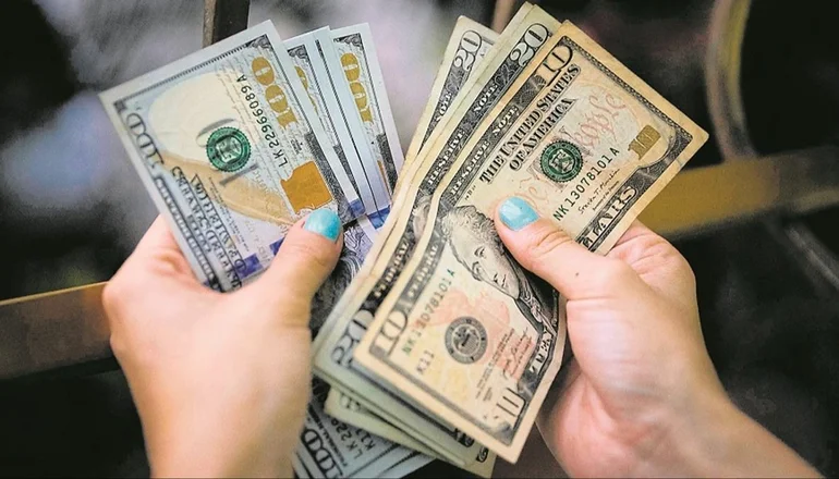 Lee más sobre el artículo El Dólar Blue se dispara a $1.475: Brecha con el oficial alcanza el 56%