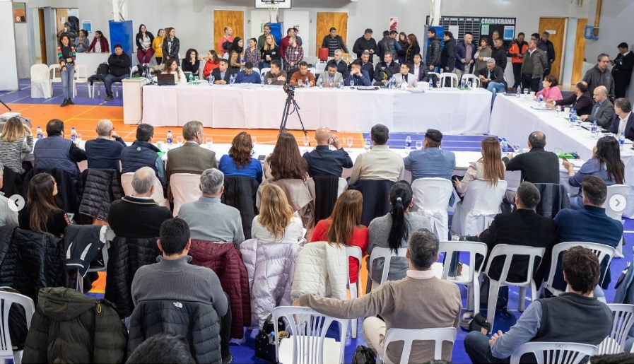 En este momento estás viendo Intendentes del Centro-Oeste apoyan la regionalización de Figueroa en Villa Pehuenia