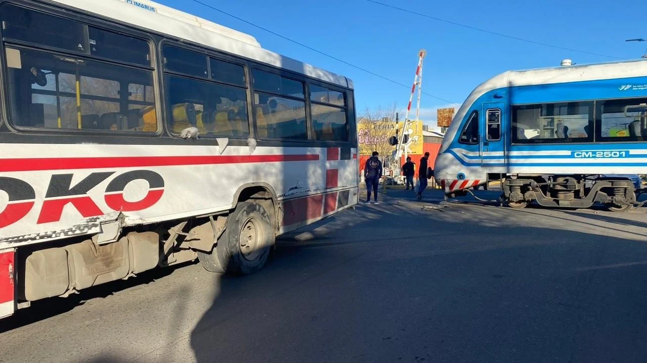 En este momento estás viendo Choque entre Tren del Valle y colectivo generó caos en el bajo Neuquino