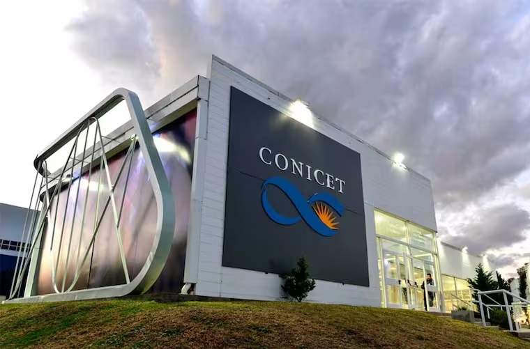 En este momento estás viendo Crisis en la investigación científica argentina: un éxodo creciente