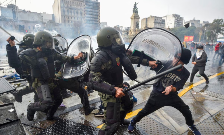 En este momento estás viendo Marcha en Plaza de Mayo por los detenidos en el Congreso por la Ley Bases
