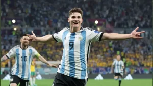 Lee más sobre el artículo Julián Álvarez en el ojo del huracán: ¿Cuál será su próximo destino?