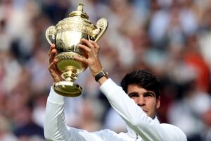 Lee más sobre el artículo Alcaraz campeón en Wimbledon al ganar en 3 sets a Djokovic