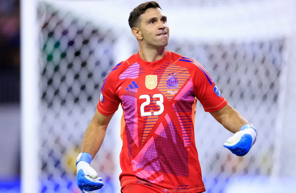 Lee más sobre el artículo Volvió el «Dibu» para pasar a la semifinal de la Copa América