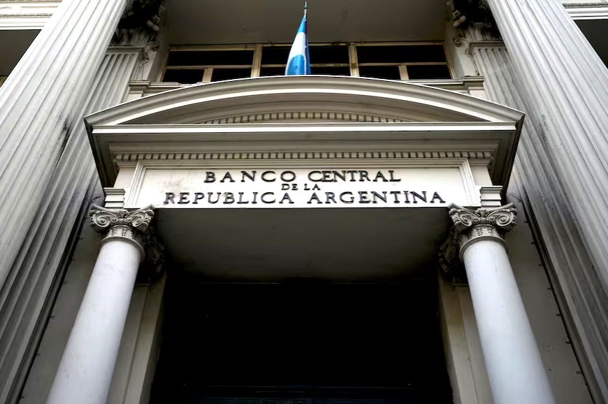 En este momento estás viendo El Banco Central intensifica ventas de divisas y logra caída del dólar blue