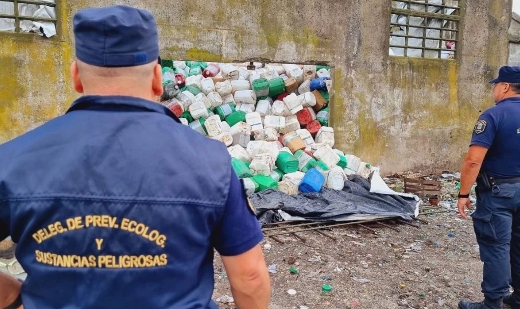 Lee más sobre el artículo Imputan a 14 por reciclaje ilegal de envases de agroquímicos que pone en riesgo la salud