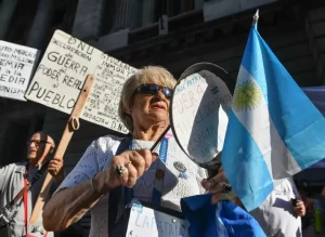 Lee más sobre el artículo Consumo en picada: La clase media se empobrece en la era Milei