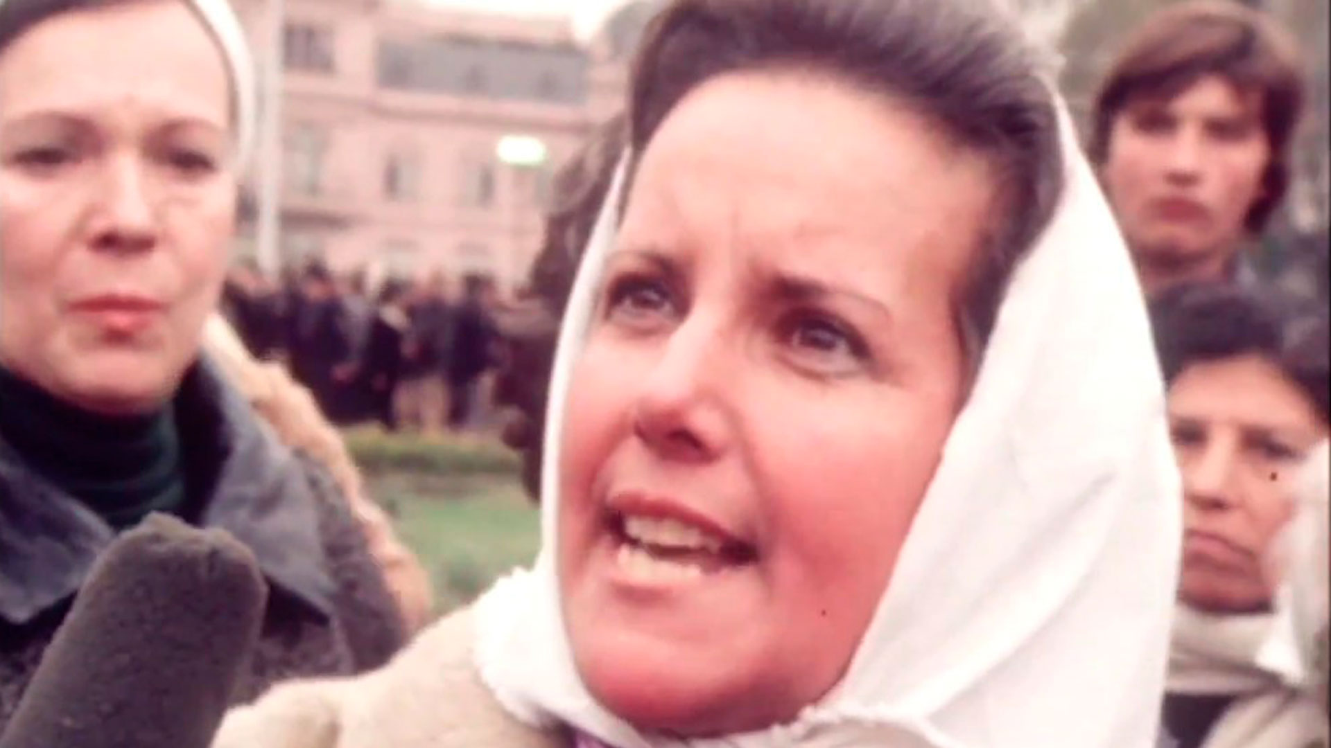 Lee más sobre el artículo UN FUTBOLISTA HOLANDÉS EN BICICLETA A VER A LAS MADRES