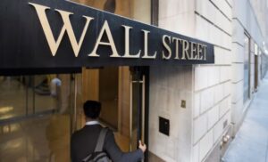 Lee más sobre el artículo Wall Street en alerta: Especulaciones sobre el cepo cambiario y el superávit de Milei