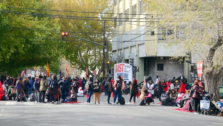 En este momento estás viendo Organizaciones sociales anuncian acampe el Viernes en reclamo por programas adeudados