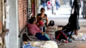 Lee más sobre el artículo Profundización de la pobreza bajo la gestión de Milei: un año de retroceso económico