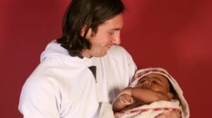 Lee más sobre el artículo La historia detrás de la foto de Messi bañando a una futura promesa del fútbol