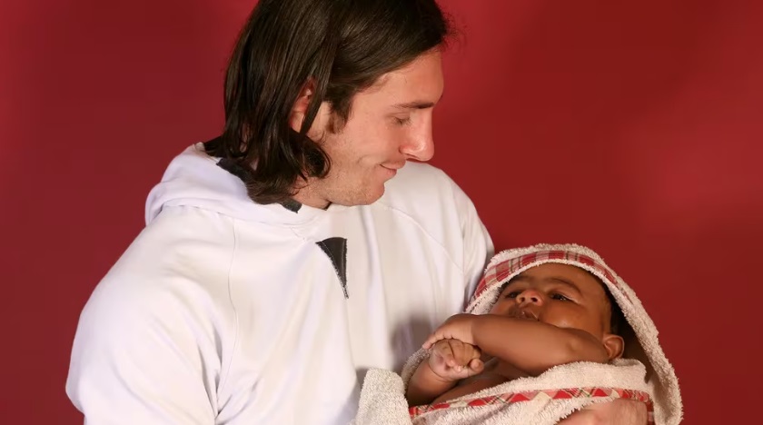 En este momento estás viendo La historia detrás de la foto de Messi bañando a una futura promesa del fútbol