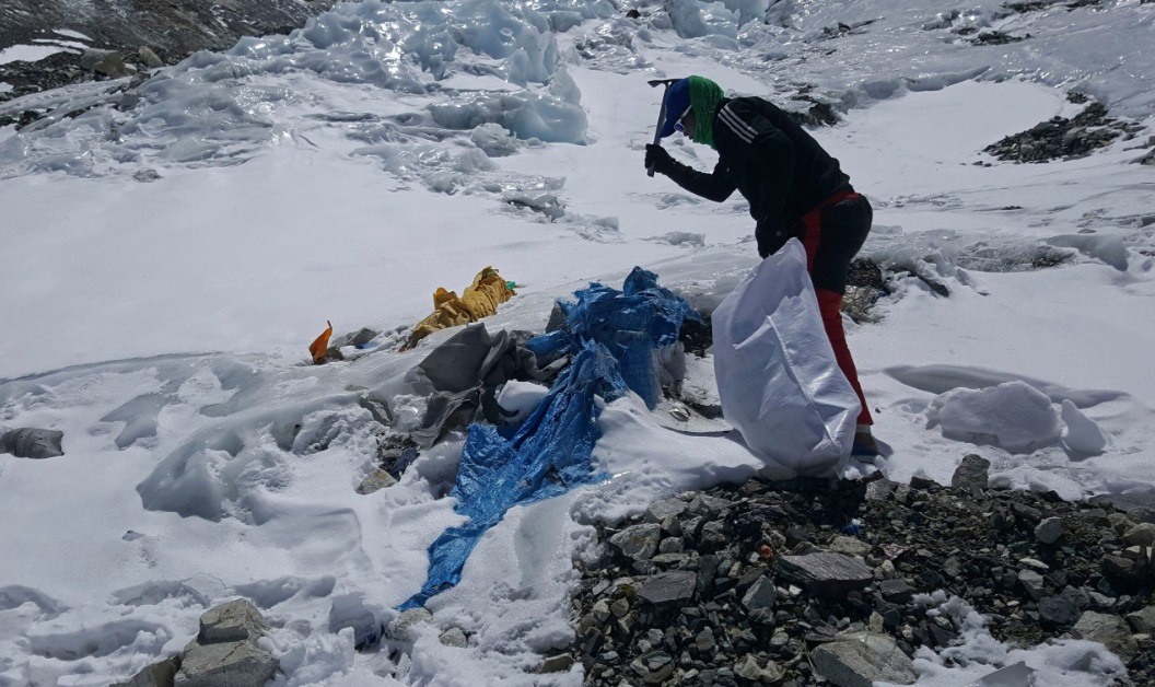 Lee más sobre el artículo Everest: Basura congelada en el campamento más elevado llevará años en ser removida
