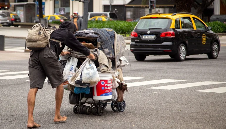 En este momento estás viendo El Gobierno de Milei, bajo la sombra del aumento de la pobreza y una semana decisiva en el Congreso