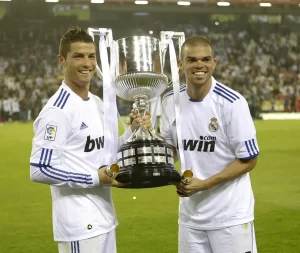 Lee más sobre el artículo Pepe se retira del fútbol y Cristiano Ronaldo le dedica un emotivo mensaje