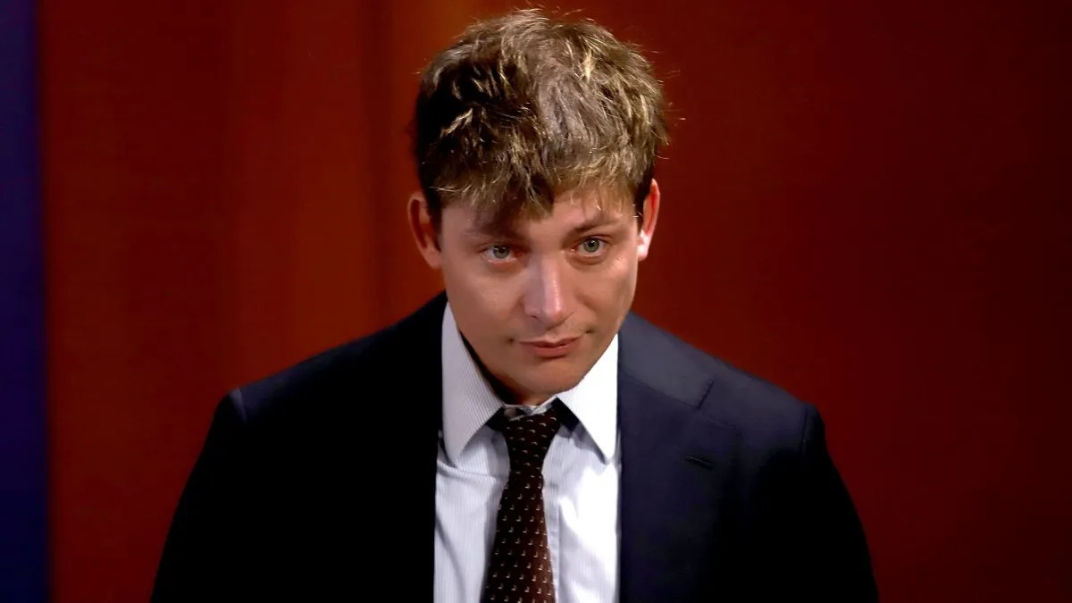 En este momento estás viendo Milei enfrenta crisis interna: Santiago Caputo, licenciado en medio de tensión con Karina Milei y viaje al sur