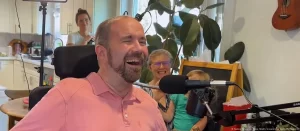 Lee más sobre el artículo Neuroprótesis con IA devuelve la «voz» a un hombre con ELA