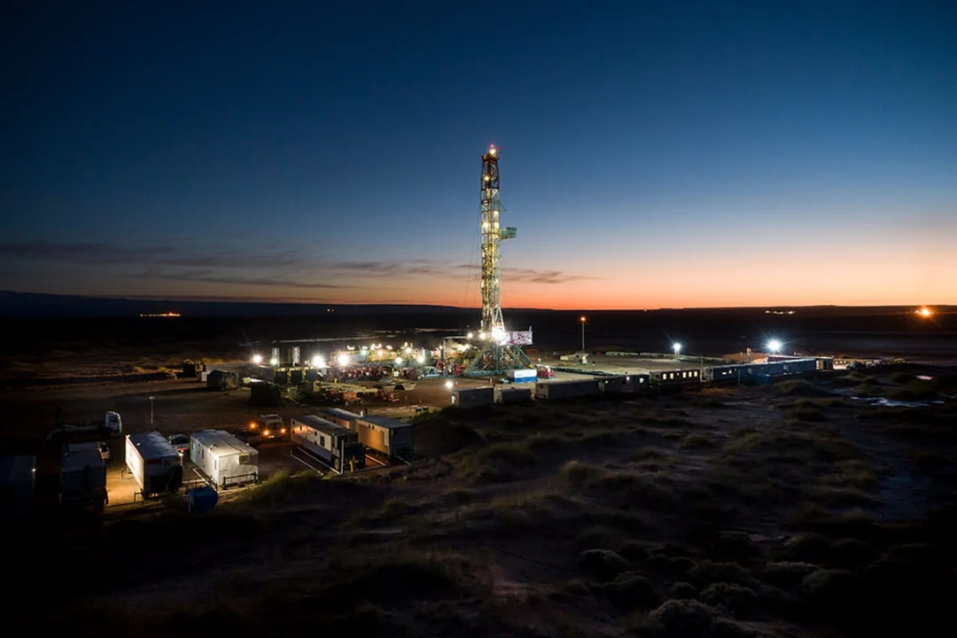 Lee más sobre el artículo Neuquén alcanza récord histórico en producción de petróleo y YPF se consolida como líder regional