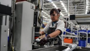 Lee más sobre el artículo Caída del 20% en la industria manufacturera en junio y derrumbe en la construcción