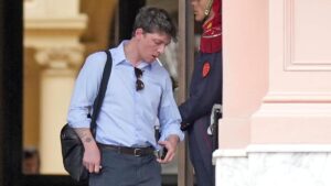 Lee más sobre el artículo Santiago Caputo: la controversia de su empleo privado y su vínculo con Revolución Federal