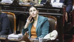 Lee más sobre el artículo Marcela Pagano homenajea a víctimas de la dictadura y se profundiza la crisis en La Libertad Avanza