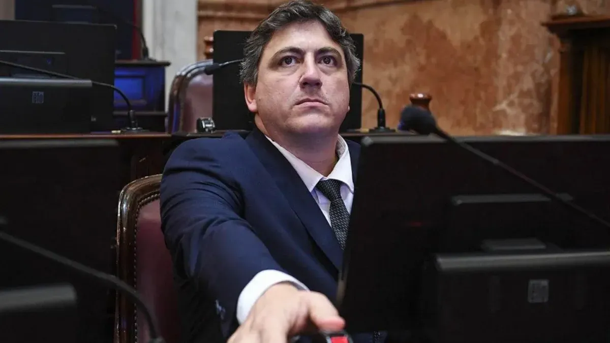 Lee más sobre el artículo Paoltroni expulsado: el bloque de LLA echó al senador que criticó a Santiago Caputo