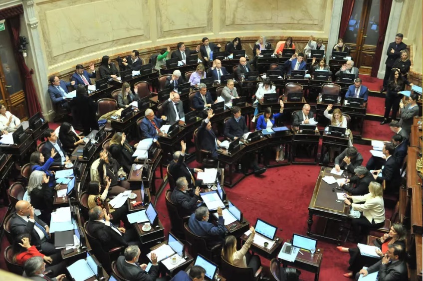 En este momento estás viendo Senadores anulan el aumento de sus sueldos y congelan dietas hasta diciembre