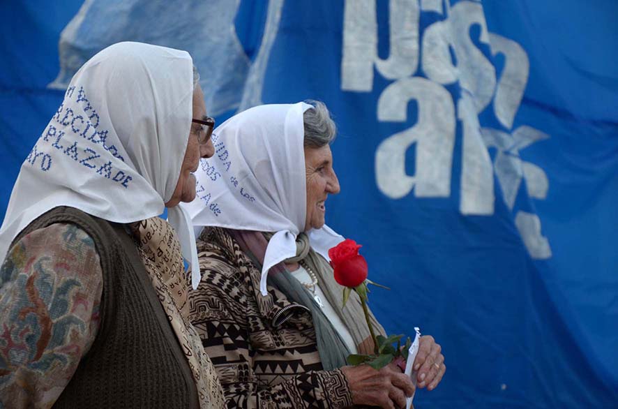 Lee más sobre el artículo Madres de Plaza de Mayo exigen la expulsión de Diputados por visitar represores en la cárcel