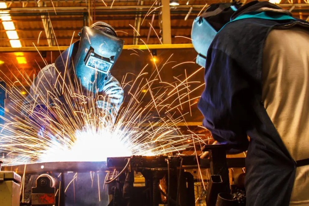 En este momento estás viendo La industria se desploma un 17,8% en julio y enfrenta serias dificultades para mantenerse a flote