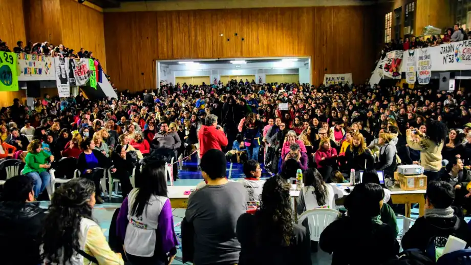 Lee más sobre el artículo Docentes de Neuquén rechazan propuesta gubernamental y votan paro: se profundiza el conflicto por la ley de presentismo