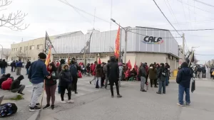 Lee más sobre el artículo Calf corta la luz a ex Cerámica Neuquén y desata conflicto con la cooperativa de trabajo