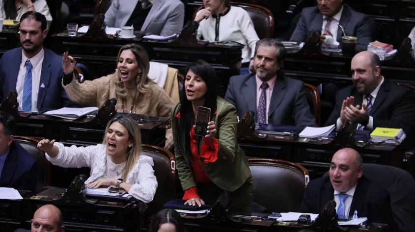 Lee más sobre el artículo Escándalo en La Libertad Avanza: Gritos, acusaciones y amenaza de expulsión en el bloque libertario