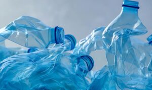 Lee más sobre el artículo Descubrimiento de un plástico autodestructible: Avances en el «Plástico vivo»