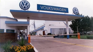 Lee más sobre el artículo Volkswagen desvincula a 300 operarios en medio de una caída del 24% en la industria automotriz argentina