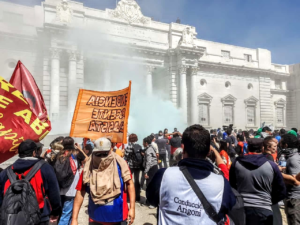 Lee más sobre el artículo Represión y denuncias: la Legislatura de Santa Fe aprobó la reforma previsional