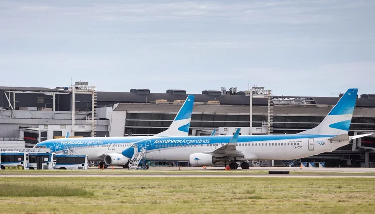 En este momento estás viendo Discusión intensa en Diputados por la privatización de Aerolíneas Argentinas y protestas en el Congreso
